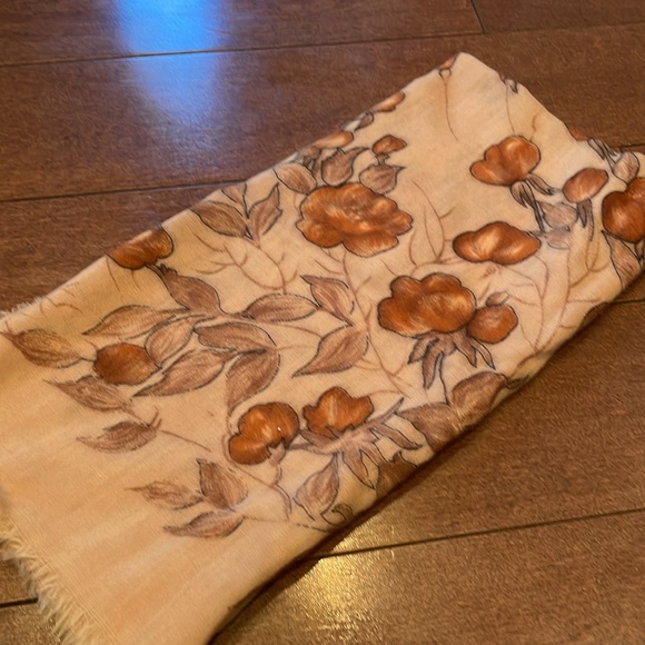 Neutral tones flower scarf - Picture 4 of 4